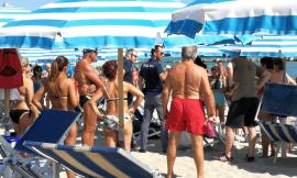 Civitanova, rubano un borsello in spiaggia: tre giovanissimi inseguiti e acciuffati dai bagnanti