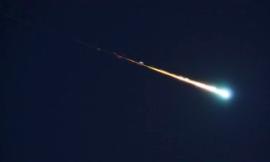 Una forte scia luminosa illumina il cielo marchigiano