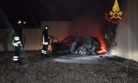 Auto in fiamme nel cuore della notte: ancora sconosciute le cause