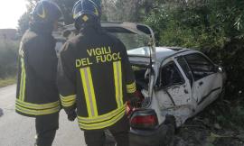Treia, perde il controllo dell'auto e si schianta: in due trasportati a Torrette