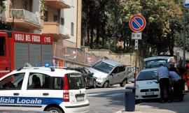 Macerata, sbanda e finisce contro un'auto in sosta