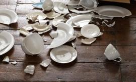 Civitanova, spacca piatti e bicchieri del ristorante dove lavora dopo essere stato ripreso dal titolare