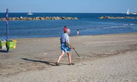 Metal detector in spiaggia, una passione che va svolta nel rispetto della legge