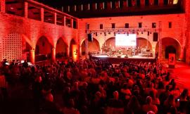 Biumor trionfa al Castello della Rancia nella prima giornata del Festival