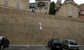 Macerata, spunta una croce con frasi ingiuriose verso Giuseppe Sposetti