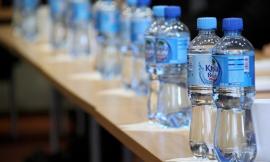 Bottiglie d'acqua esposte al sole? Guai per il commerciante