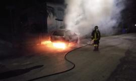 Macerata: auto prende fuoco e finisce contro un muro