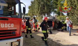 Monte San Giusto, si ribalta con l'auto: una donna in ospedale