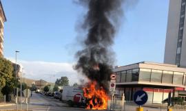 Macerata: furgone in fiamme a Sforzacosta. Il conducente riesce a mettersi in salvo