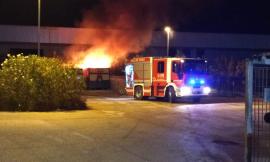 Montecassiano, incendio all’isola ecologica: intervengono i vigili - FOTO