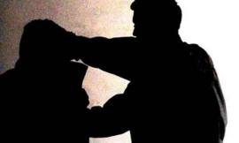Macerata, bloccano la strada con un furgone e tentano di rapinare un passante nella notte