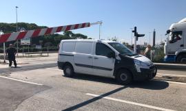 Civitanova, bloccato il passaggio a livello a causa di un incidente: traffico in tilt - FOTO