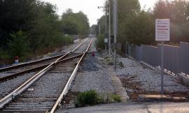 Montecosaro, scendono dal treno e proseguono a piedi sui binari