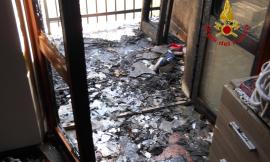 Civitanova, scoppia l'incendio in un appartamento: a fuoco la camera da letto e il ripostiglio - FOTO