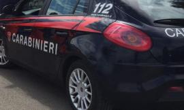 Ruba un borsello dall'auto in sosta: denunciato un 32enne