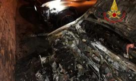 Civitanova, a fuoco un'auto nella notte: non si contano feriti