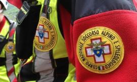 Esce a raccogliere funghi, cade e viene recuperata dal soccorso alpino: il video del salvataggio