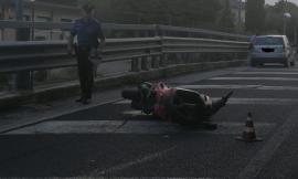 Macerata, cade con lo scooter: è grave (FOTO)