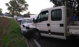 Macerata, furgone sbanda sull'asfalto bagnato e centra un'auto
