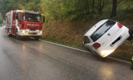 Macerata, auto sbanda e finisce sulla scarpata