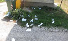 Civitanova, strada invasa da ricevute di consegna abbandonate