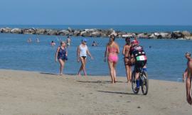 Caldo estivo nel primo giorno d'autunno e spiagge super affollate a Civitanova