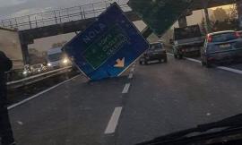 A Nola cartello cade per il vento, un civitanovese: "Ho visto la morte in faccia"