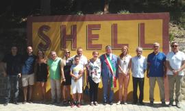 Tolentino, la scritta Shell rimessa a nuovo dopo l'imbrattamento