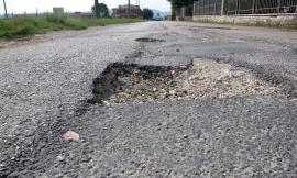 Strada dissestata e divieti non rispettati: pericolo in contrada Piane Chienti