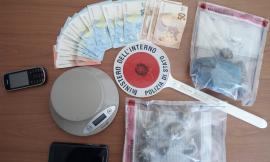 Guerra senza fine tra polizia e spacciatori: due poliziotti feriti, arrestato un gambiano con un consistente quantitativo di droga