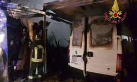 Treia, va a fuoco un capannone nella notte