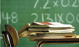 Porto Potenza, vandali a scuola: mobili distrutti e crocefissi danneggiati