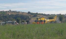 Corridonia, urta un'auto con lo scooter: 17enne trasportato a Torrette