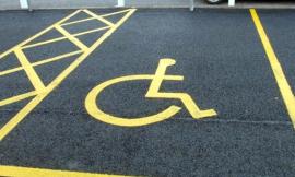 Utilizzava indebitamente il parcheggio invalidi: denunciato un sessantacinquenne