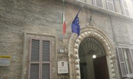 Macerata: oggi bandiere a mezz'asta