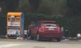 Montecosaro, zingari all'assalto di un cassonetto degli abiti usati - VIDEO