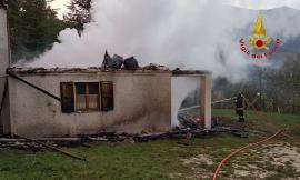 Bolognola, incendio nella notte: in fiamme un'abitazione