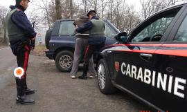 Alla vista dei carabinieri cerca di liberarsi dell'eroina. Segnalato un trentatreenne