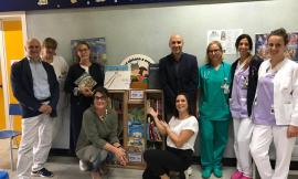 Macerata, donata una bibliotechina al reparto di pediatria