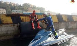 "Ho finito la ragnatela", ma sotto la maschera di Spiderman c'è un turista in attesa di imbarcarsi