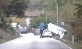 Camerino: perde il controllo del camioncino e finisce fuori strada
