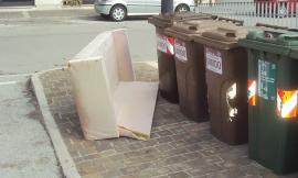 Civitanova, torna un classico dell'eco-inciviltà: il divano abbandonato in strada