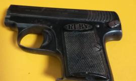 Recanati: maltrattava la convivente e nel camper custodiva una pistola detenuta illegalmente