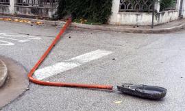 Tragedia sfiorata a Civitanova: cade un palo dell'illuminazione pubblica (Foto)