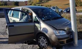 Scontro tra Porto Recanati e Recanati: un’auto sbanda e finisce contro un palo - FOTO