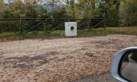 Tolentino: una lavatrice in riva al lago