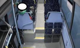 Scriveva sugli autobus: filmato e denunciato un ventisettenne