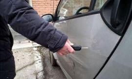 Danni alle auto in sosta, il vandalo é un settantenne. Non sopportava che si parcheggiasse sotto casa sua