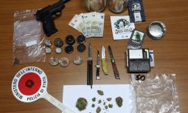 Macerata, sequestrata droga, coltelli e una pistola priva di tappo rosso: denunciati due giovani