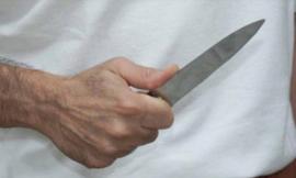 Non vuole lasciare la camera in affitto e minaccia la proprietaria con un coltello